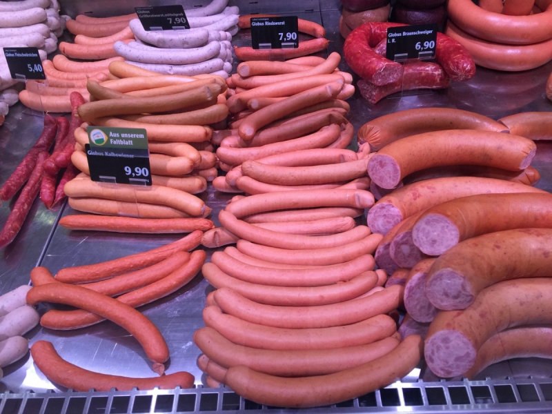 charcuterie-TANNERON-min_sausages_meat_butchery-1069321